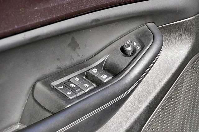 Used 2023 Silver Jeep Laredo image 23
