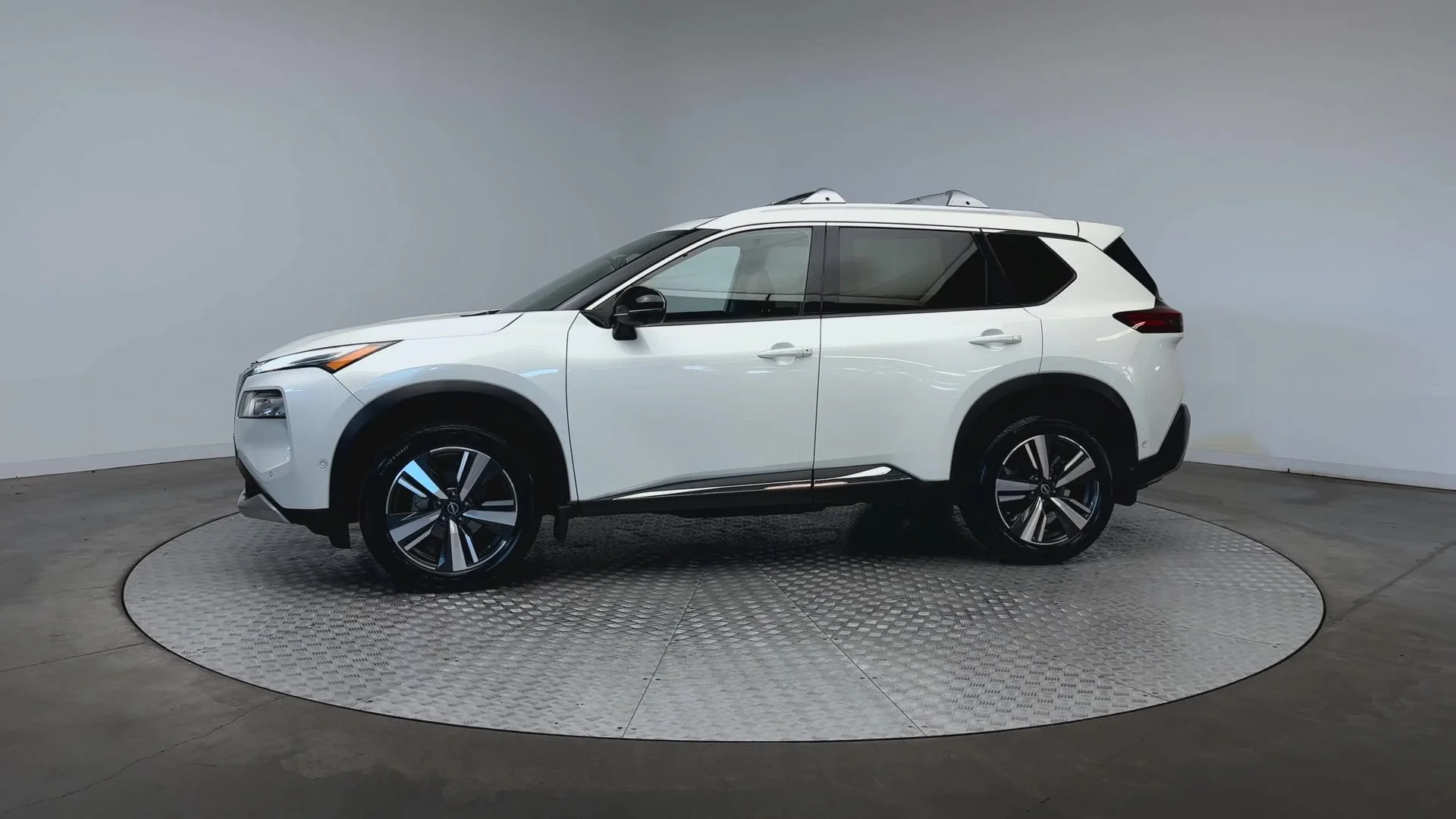 Used 2023 Pearl White Tricoat Nissan Platinum image 5