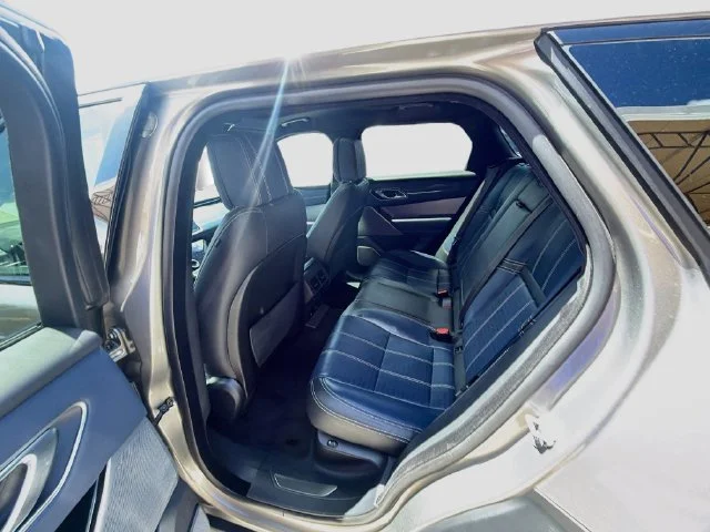 Used 2019  Land Rover R-Dynamic HSE image 24