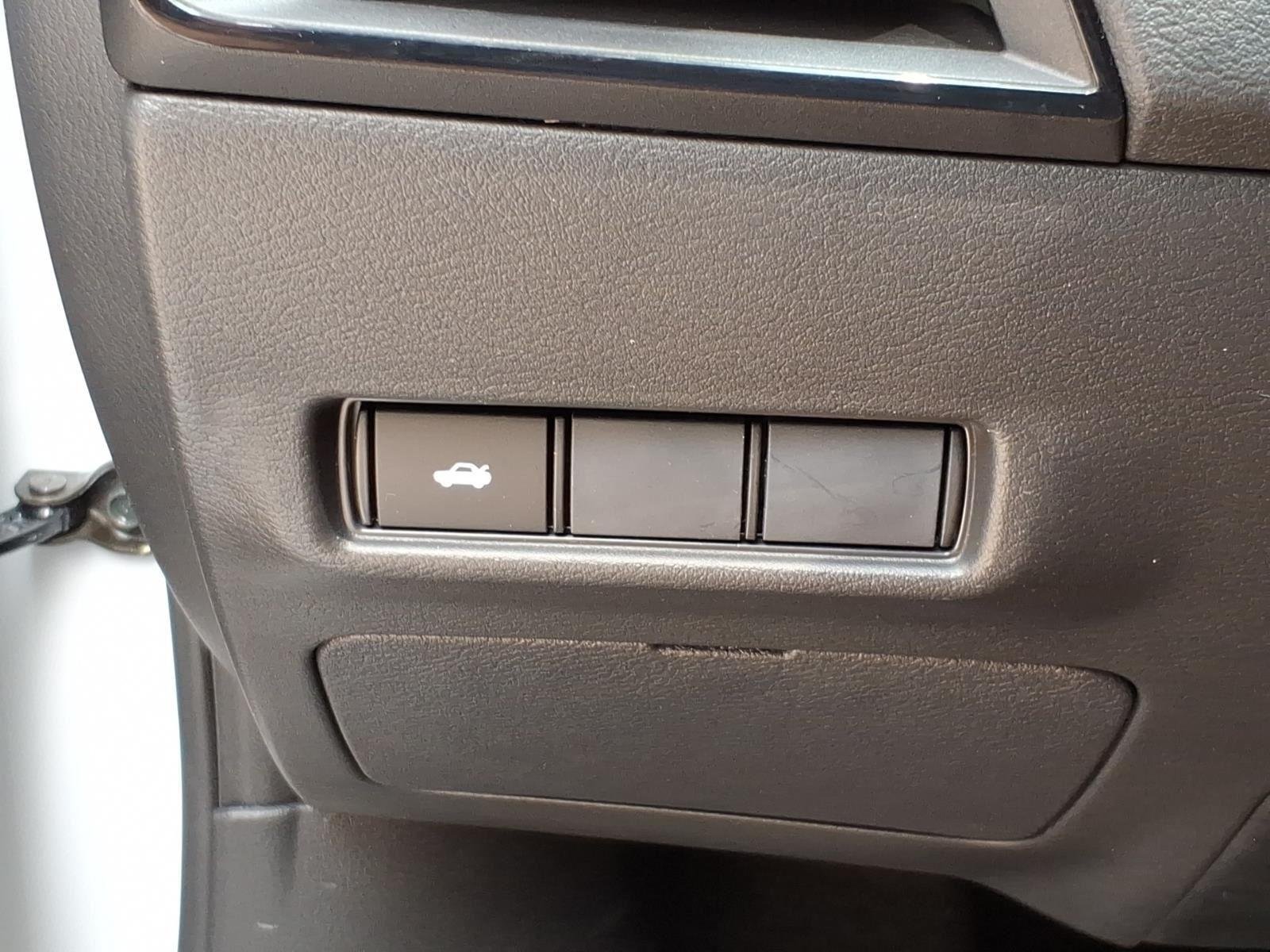 Used 2026 Aspen White Tricoat/Super Black Nissan SR image 17