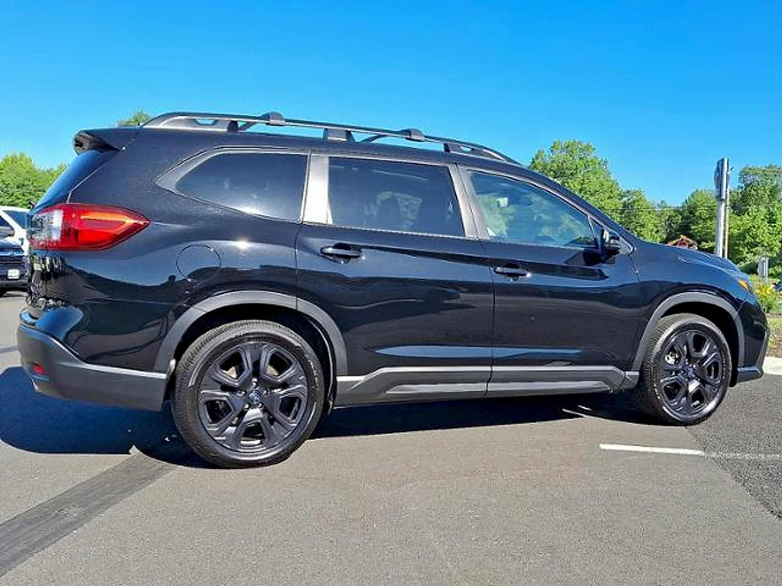 Used 2023 Crystal Black Silica Subaru Onyx Edition Limited 7-Passenger image 7
