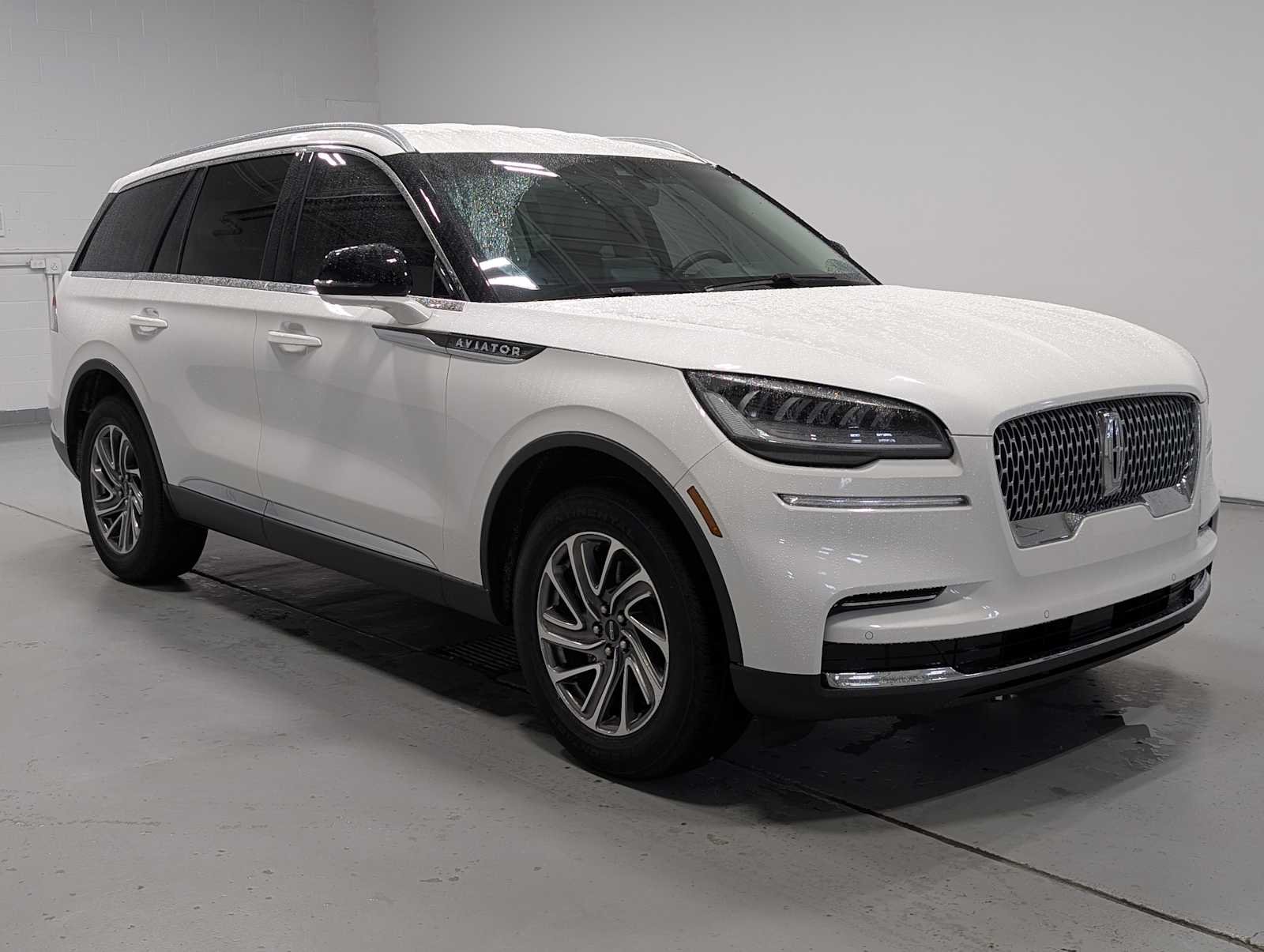 Used 2023 Pristine White Lincoln Standard image 6