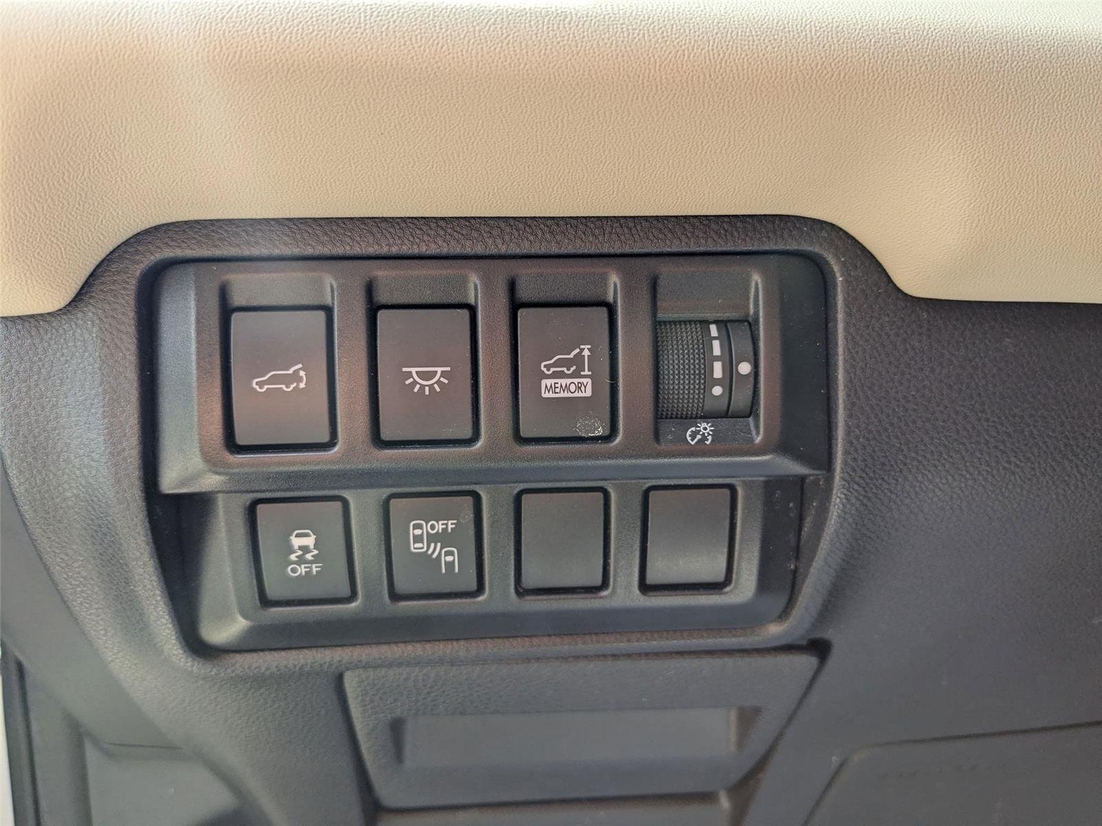 Used 2022 Crystal White Pearl Subaru Touring image 17