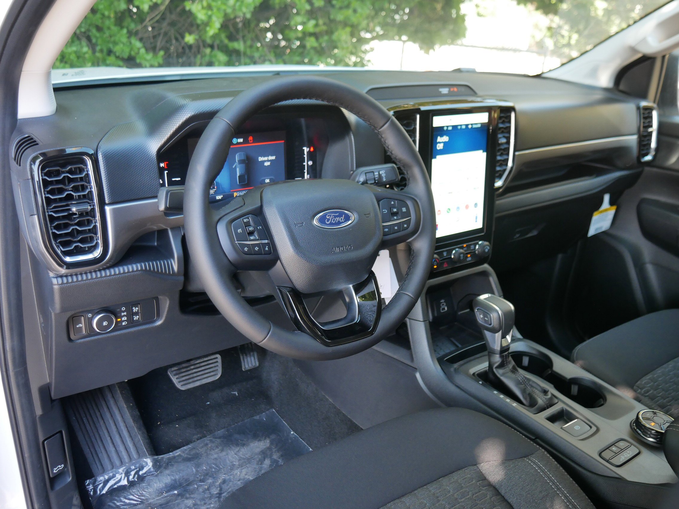 New 2025 Oxford White Ford XLT image 4