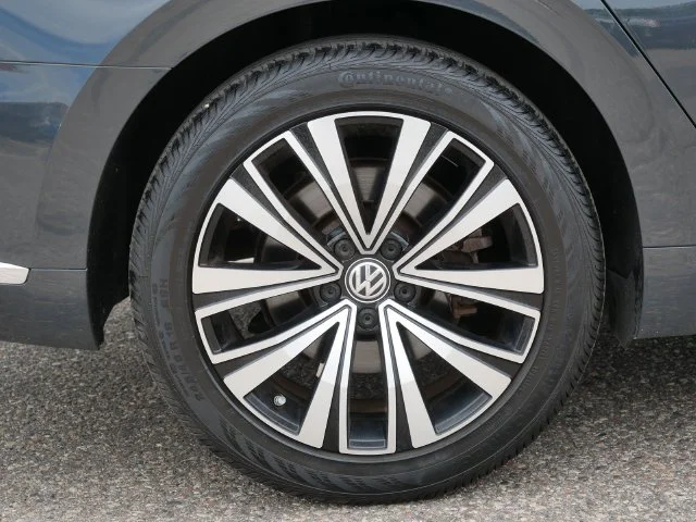 Used 2019 Gray Volkswagen 2.0T SEL image 9