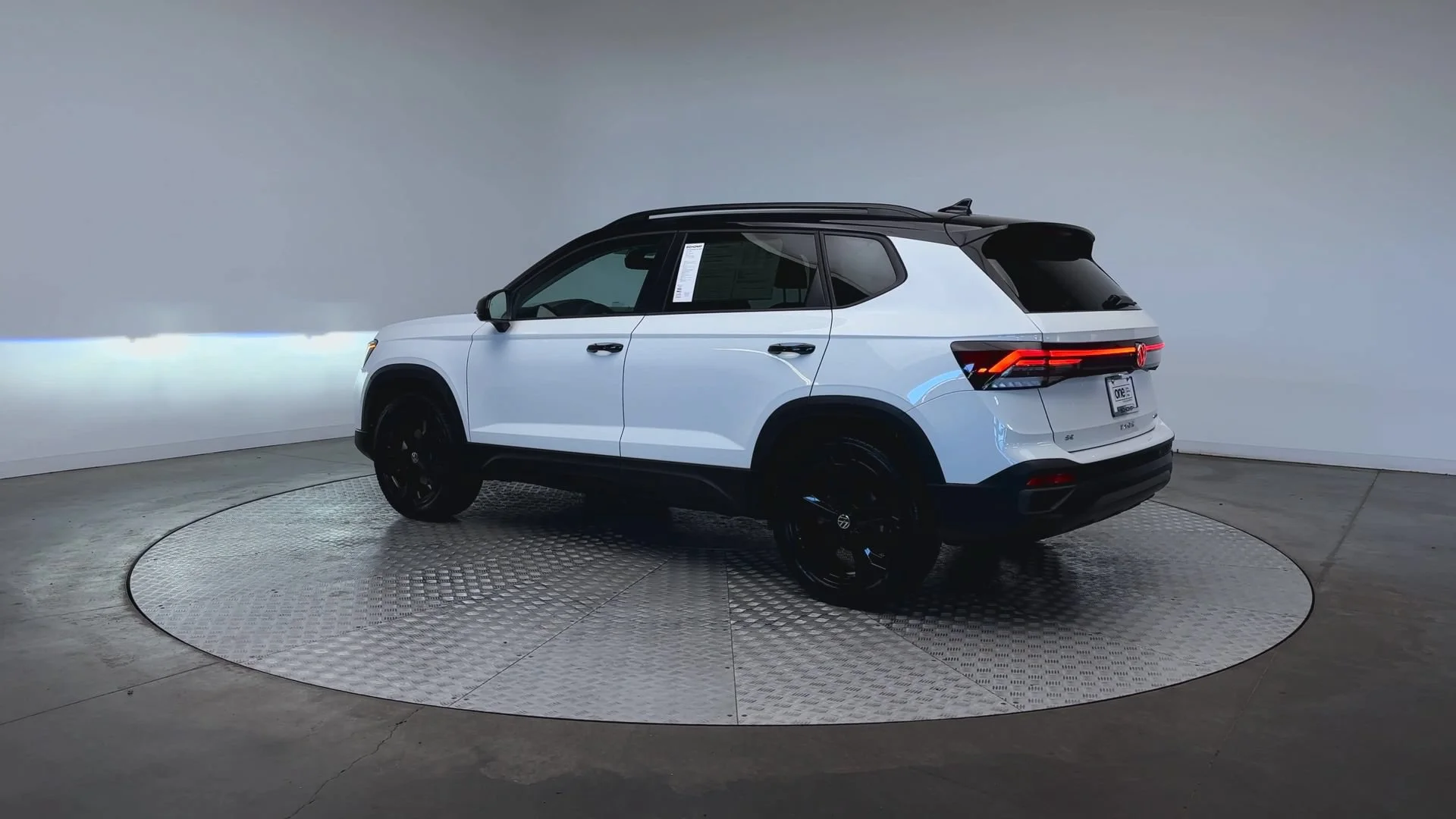 2025 Volkswagen Taos SE Black - Photo 6