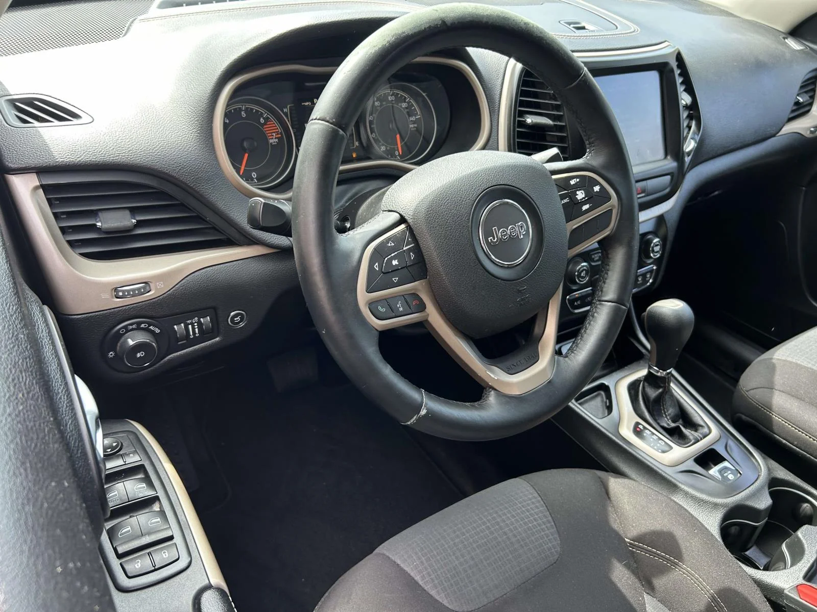Used 2017 Gray Jeep Latitude FWD image 8