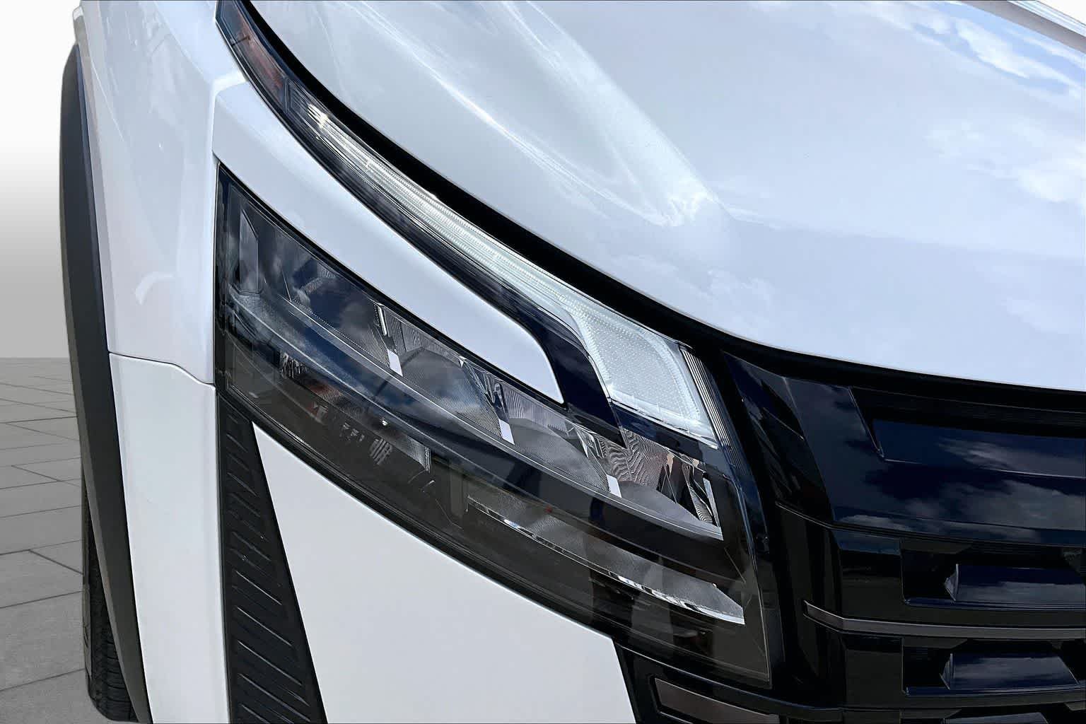 Used 2026 Everest White Pearl Tricoat/Super Black Nissan Platinum image 28