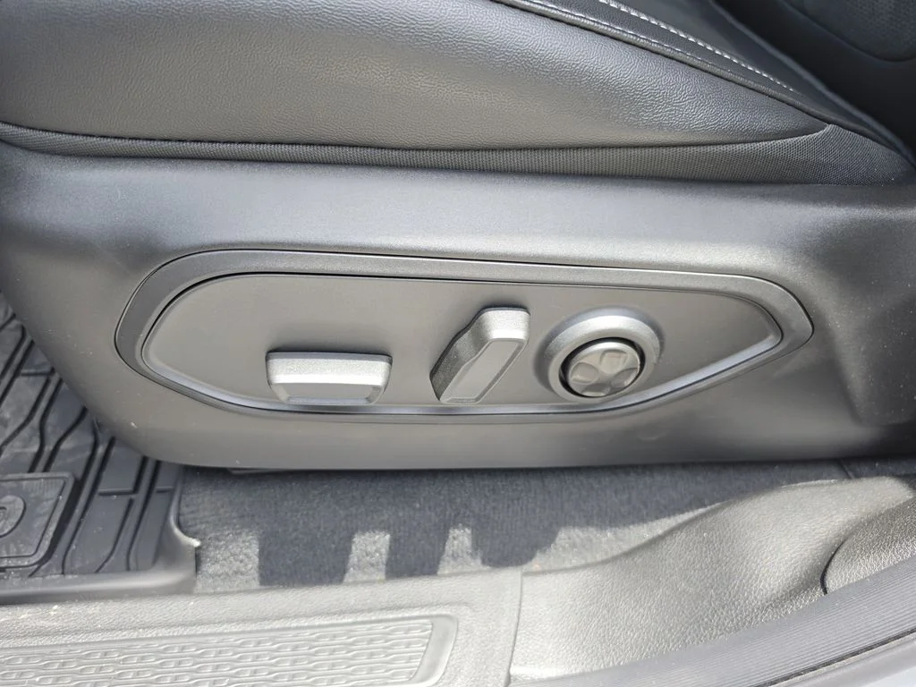 New 2026 Silver Zynith Exterior Paint Jeep Altitude image 19