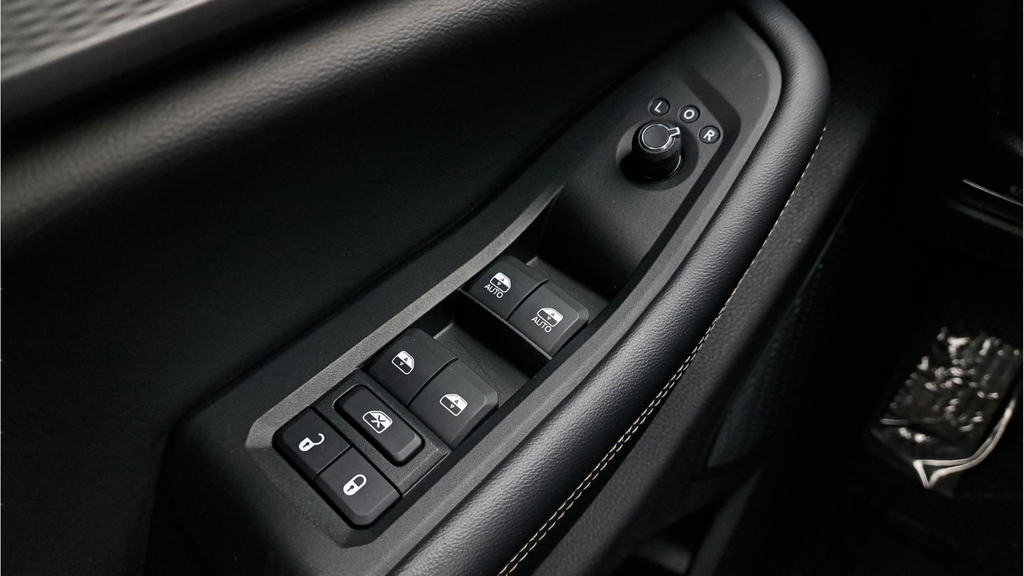 Used 2023 White Jeep Laredo image 24