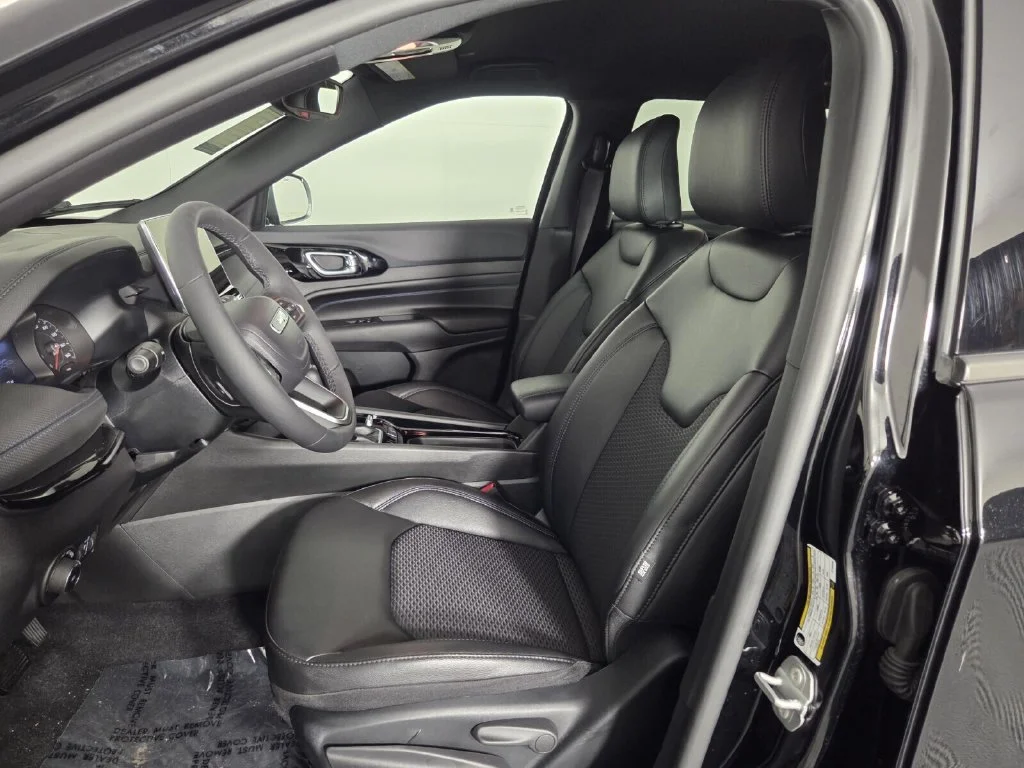 New 2026 Diamond Black Crystal Pearl-Coat Exterior Paint Jeep Latitude Altitude image 9