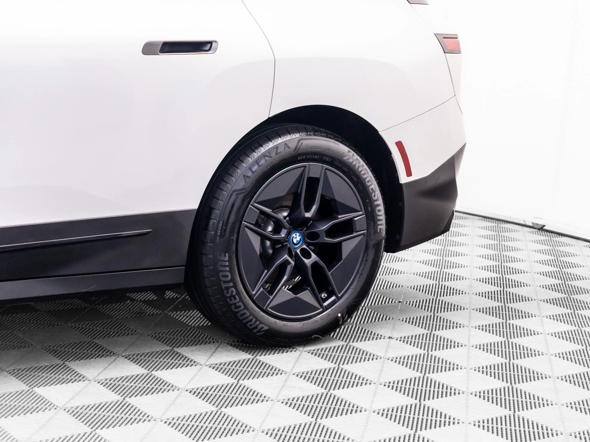 Used 2024 White BMW xDrive50 image 36