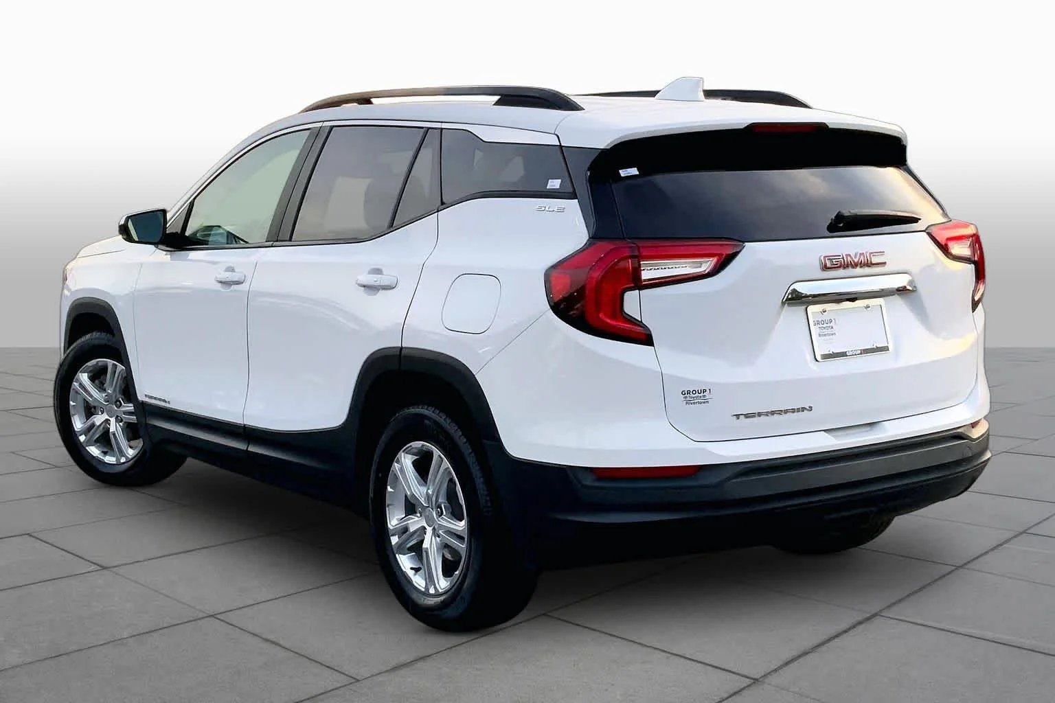 Used 2022 Summit White GMC SLE image 12