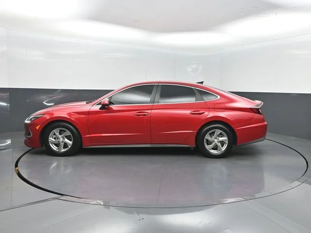 Used 2021 Red Hyundai SE image 3