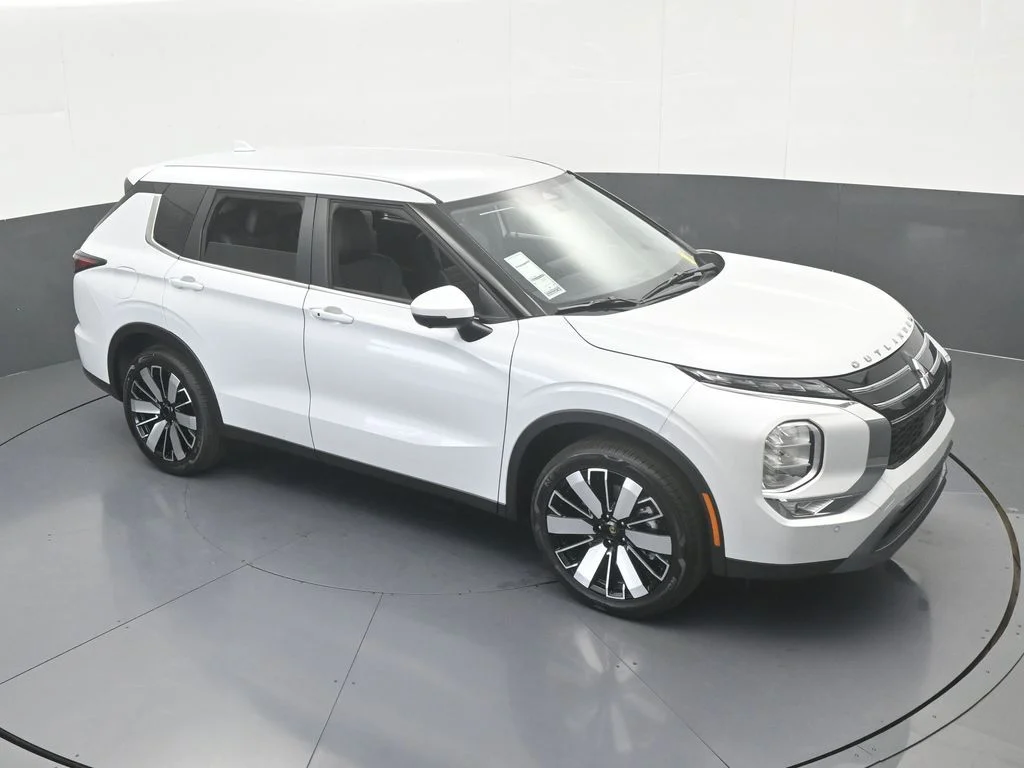 New 2026 Diamond White Mitsubishi SE image 62