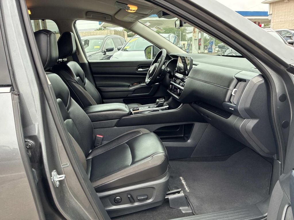Used 2025 Gray Nissan SL image 10