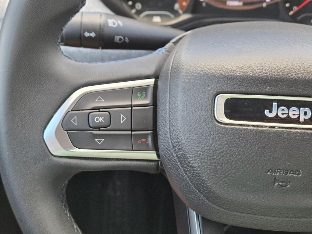 Used 2022 Silver Jeep Latitude image 23