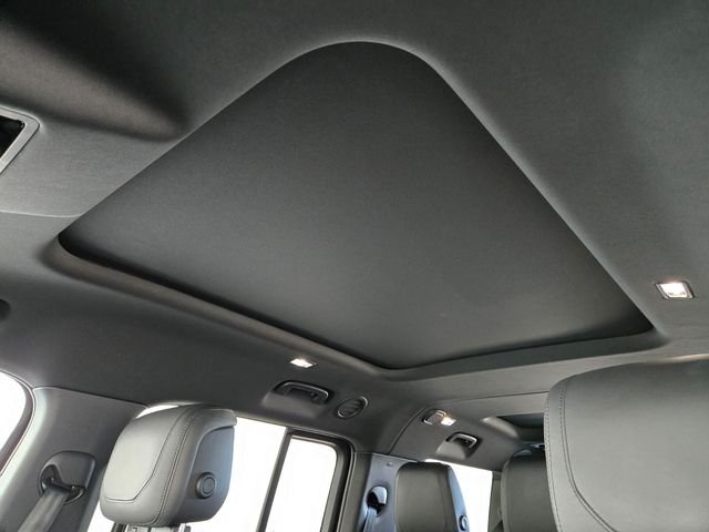 Used 2023  Land Rover X image 11