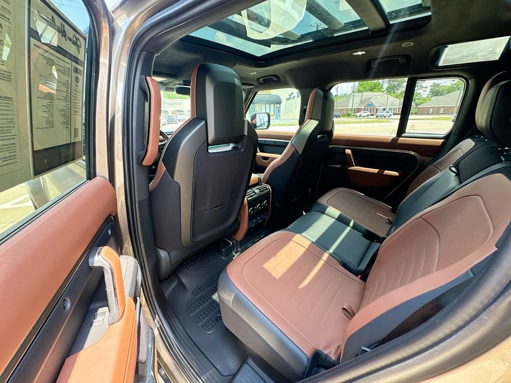 Used 2025  Land Rover OCTA image 32