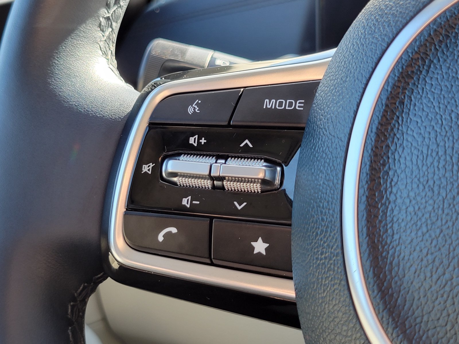 Certified Used 2025 White Kia SX Prestige image 17
