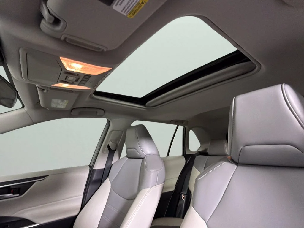 Used 2020  Toyota XLE Premium image 27