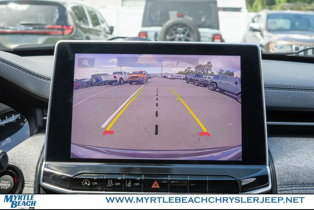 Used 2023 Crystal Metallic Jeep Latitude image 20