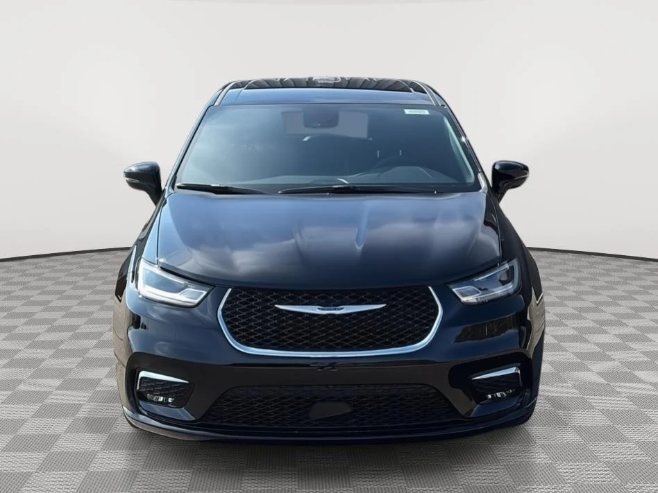 New 2026 Diamond Black Crystal Pearl-Coat Exterior Paint Chrysler Select image 8