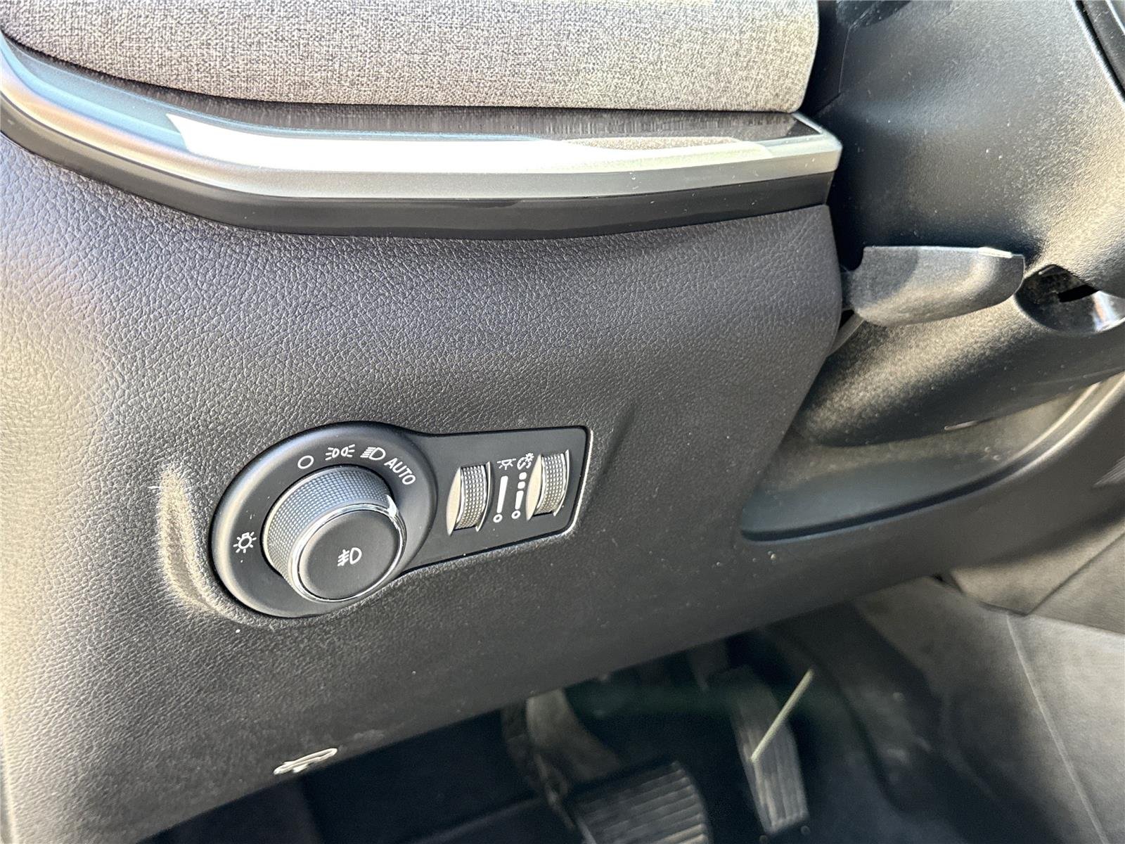 Used 2022 Laser Blue Pearlcoat Jeep Latitude image 18