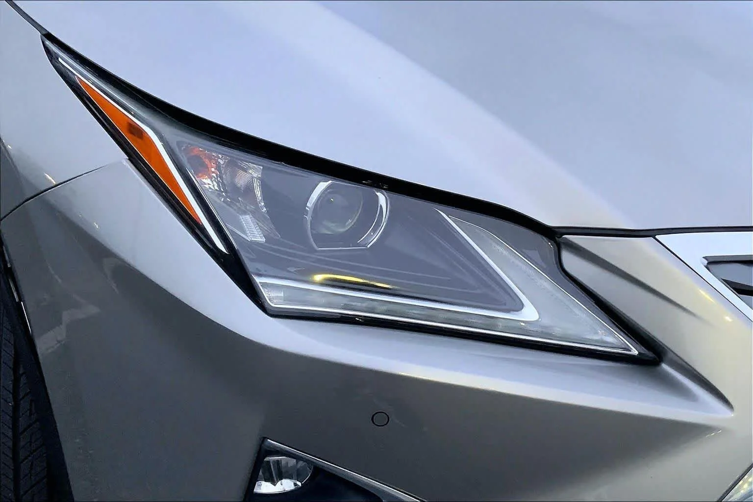 Used 2018 Atomic Silver Lexus  image 24