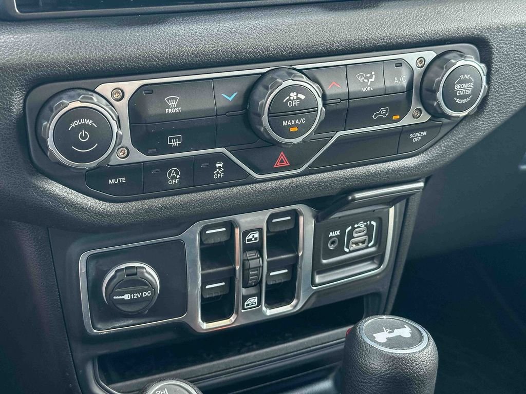 Used 2025 Green Jeep Sport S image 32