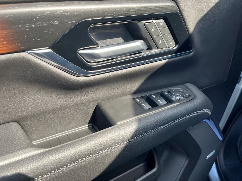 Used 2025 Silver GMC Denali image 10