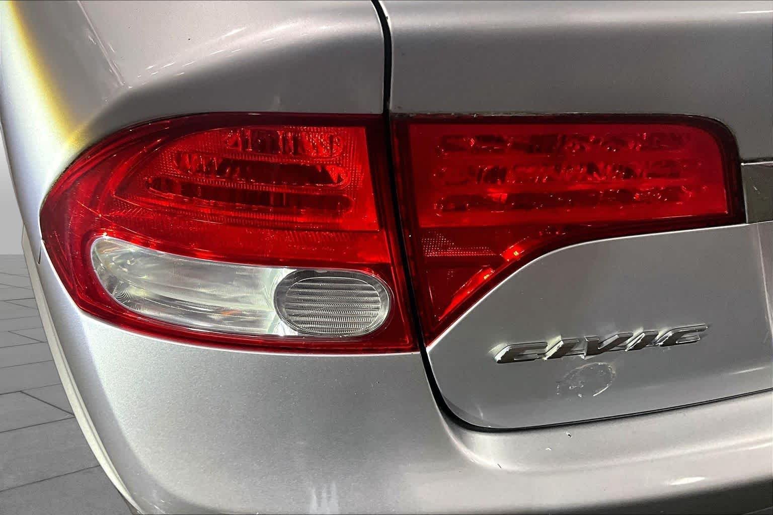 Used 2011 Alabaster Silver Metallic Honda EX image 28