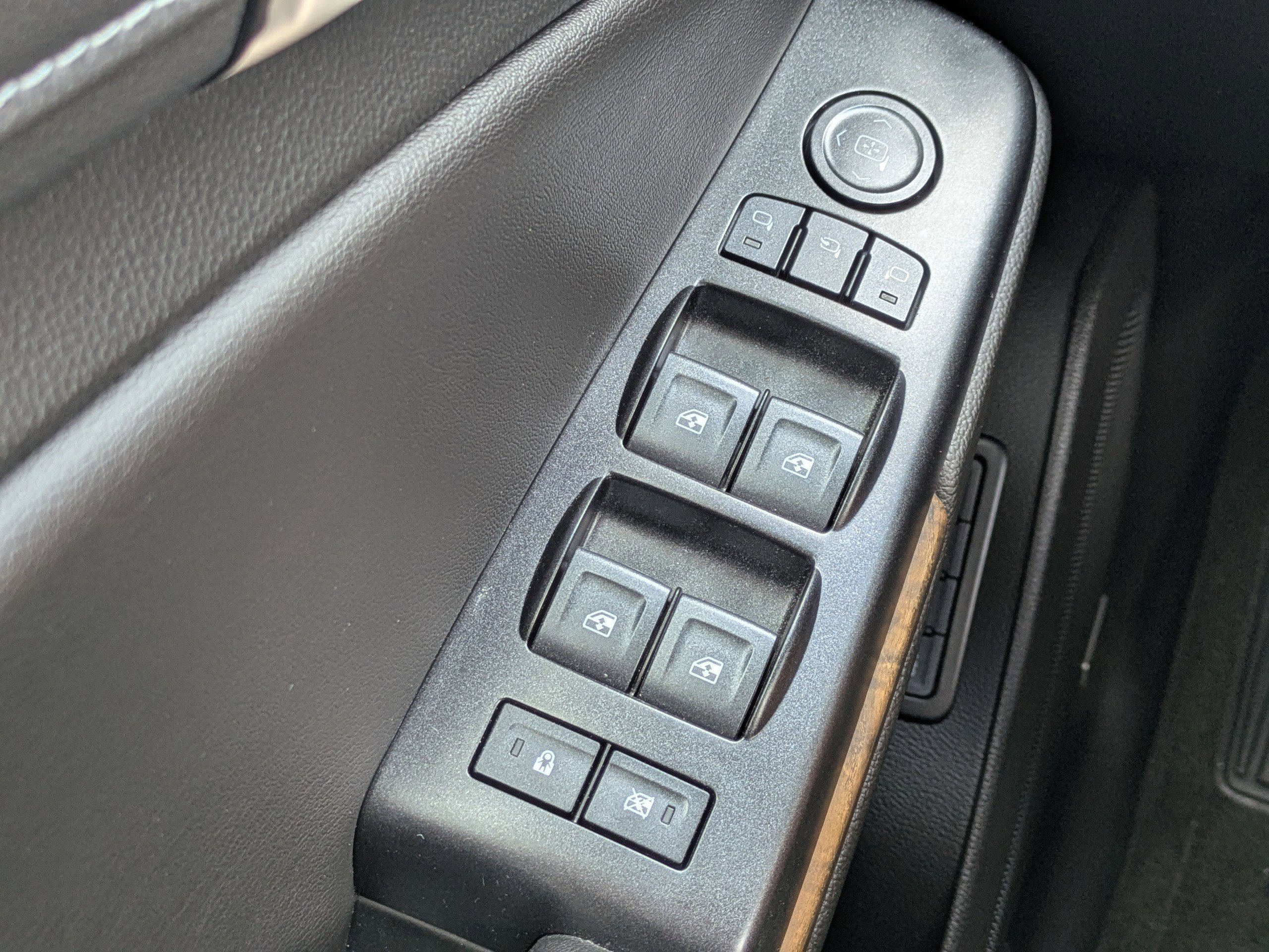 Used 2018 White Frost Tricoat GMC Denali image 24