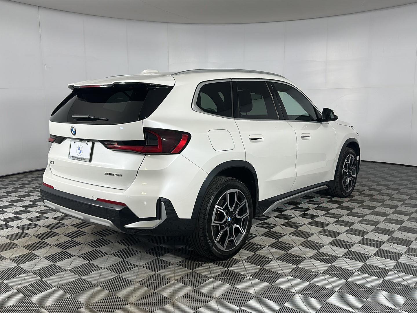 Used 2025 Mineral White Metallic BMW xDrive28i image 24