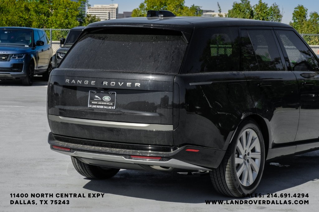 New 2027 Santorini Black Metallic Land Rover SE image 9
