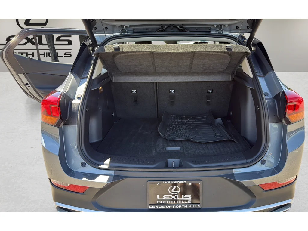 Used 2021  Buick Select image 17
