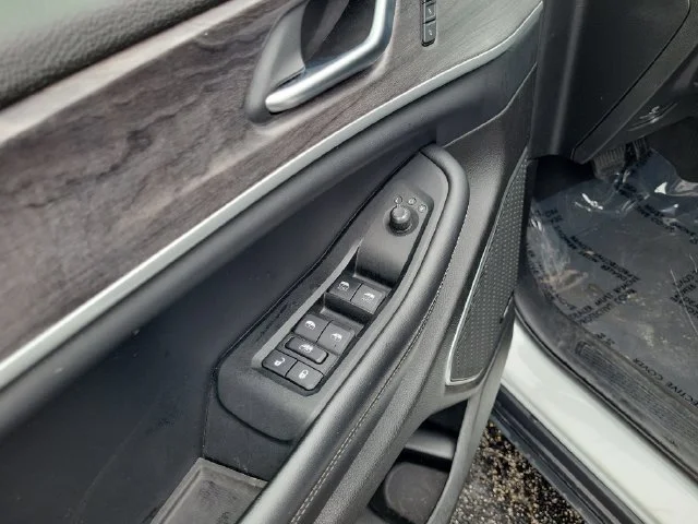 Used 2024 White Jeep 4xe image 17