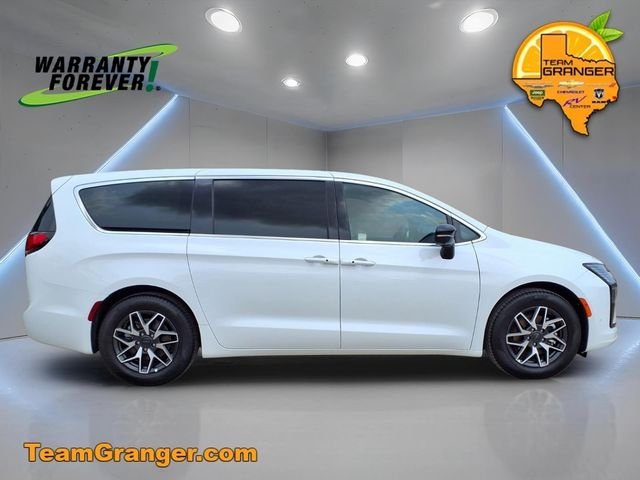 New 2027 Bright White Clear-Coat Exterior Paint Chrysler Limited image 5