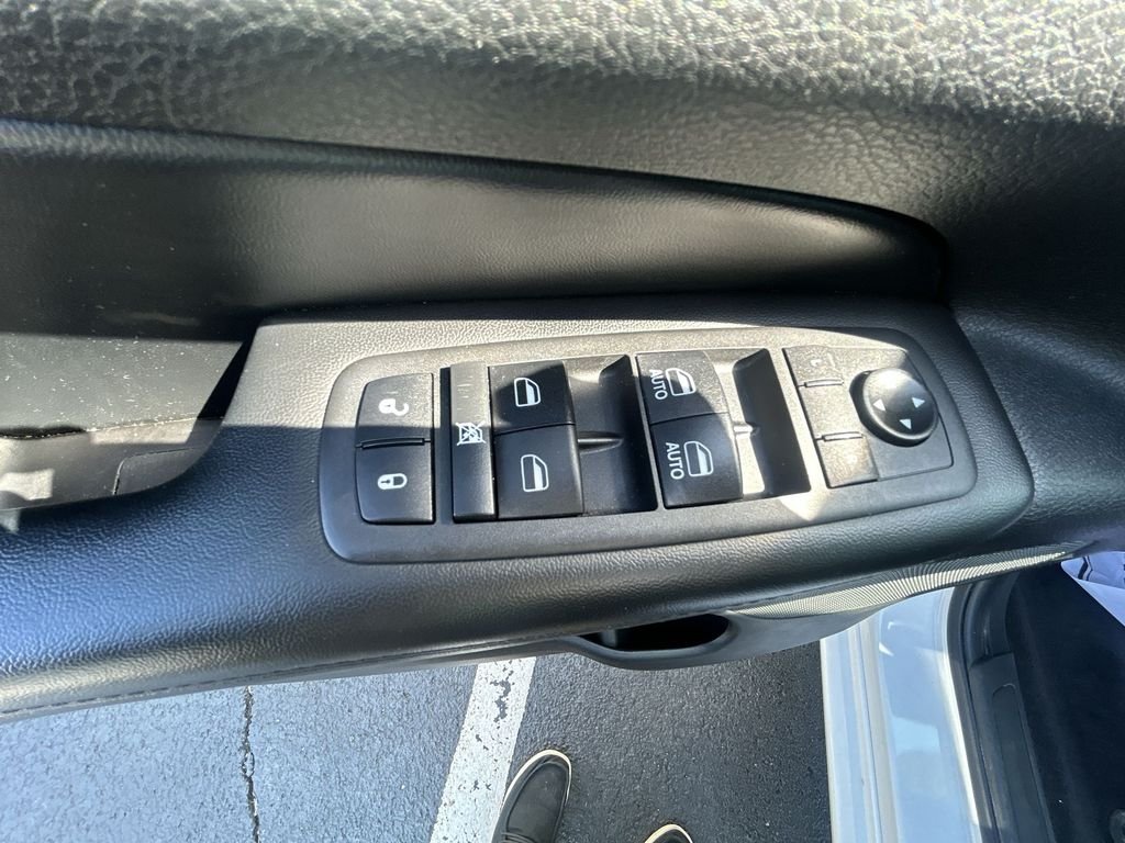 Used 2018 White Jeep Altitude image 19