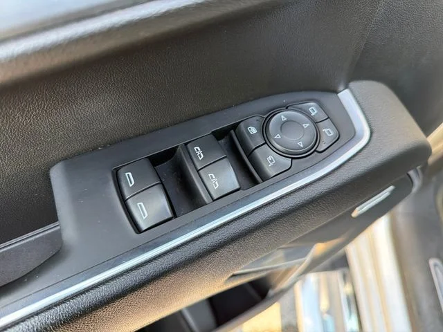 Used 2022 Silver GMC SLT image 17