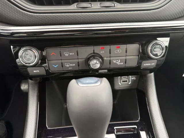 New 2026 Diamond Black Crystal Pearl-Coat Exterior Paint Jeep Latitude image 24