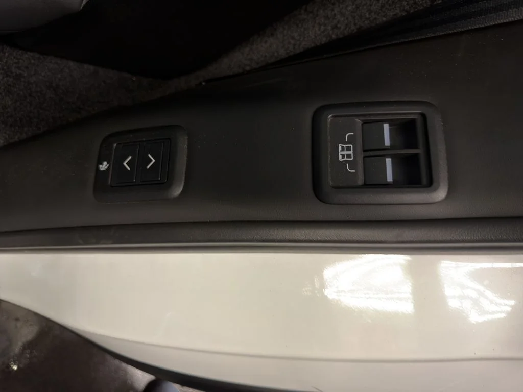 Used 2023 White Land Rover SE image 20