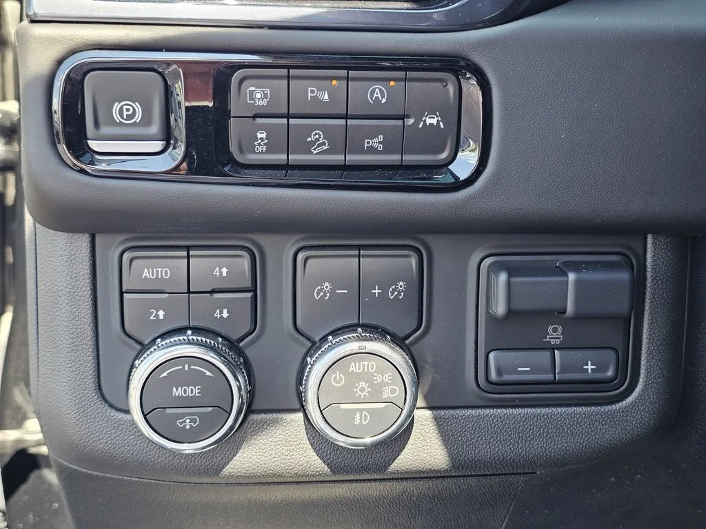 Used 2025 Onyx Black GMC AT4 Ultimate image 18
