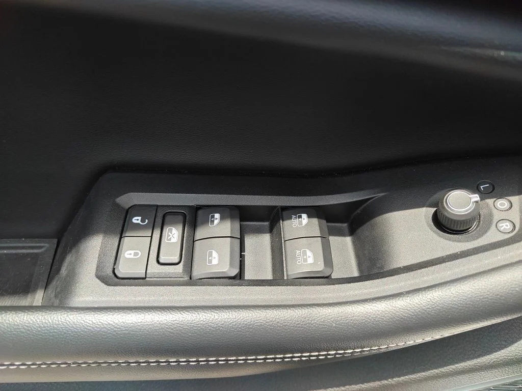 Used 2021 Silver Jeep Altitude image 15