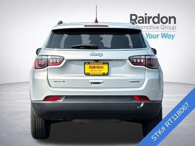 Used 2024 Silver Zynith Metallic Clearcoat Jeep Latitude image 4