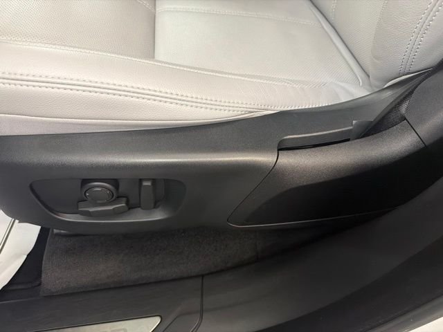 Certified Used 2024 Fuji White Land Rover Dynamic SE image 9