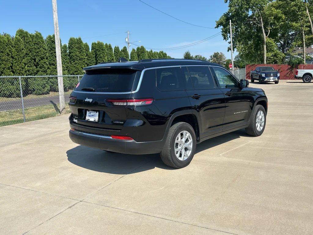 Used 2023 Diamond Black Jeep Limited image 4