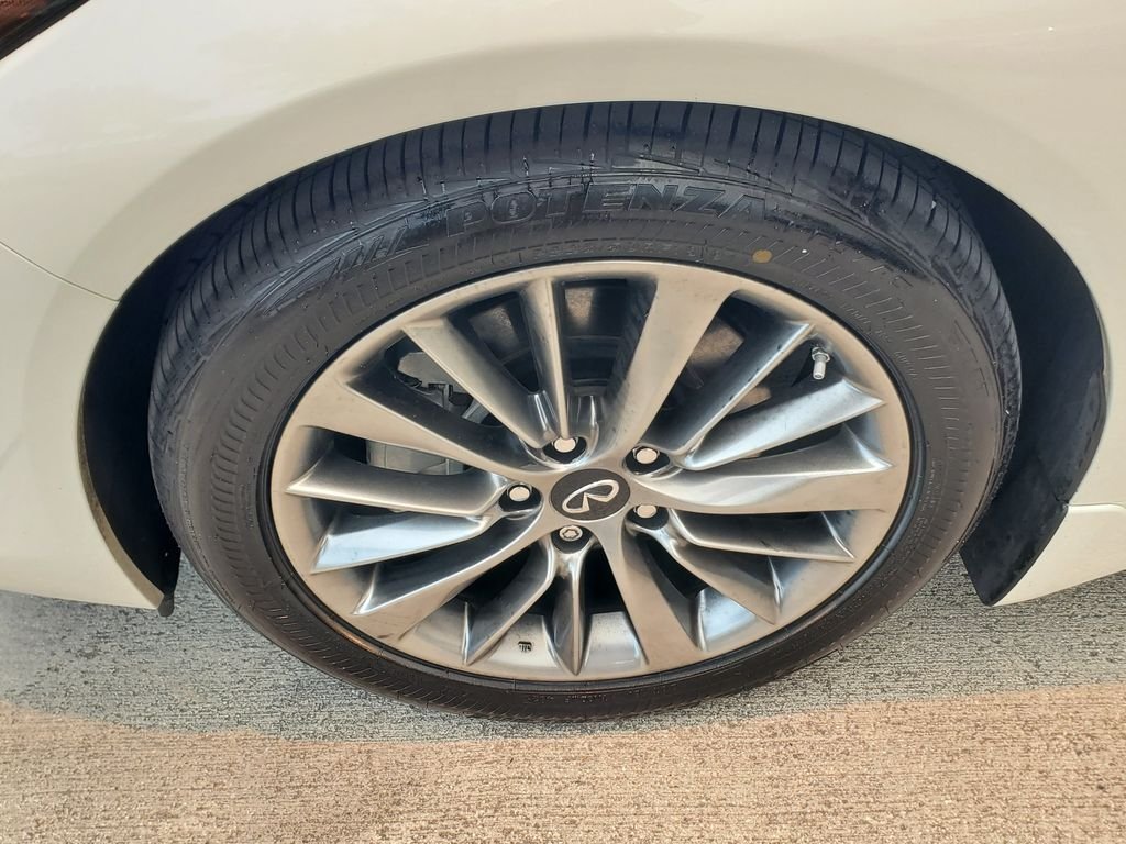 Used 2023 White INFINITI LUXE image 4