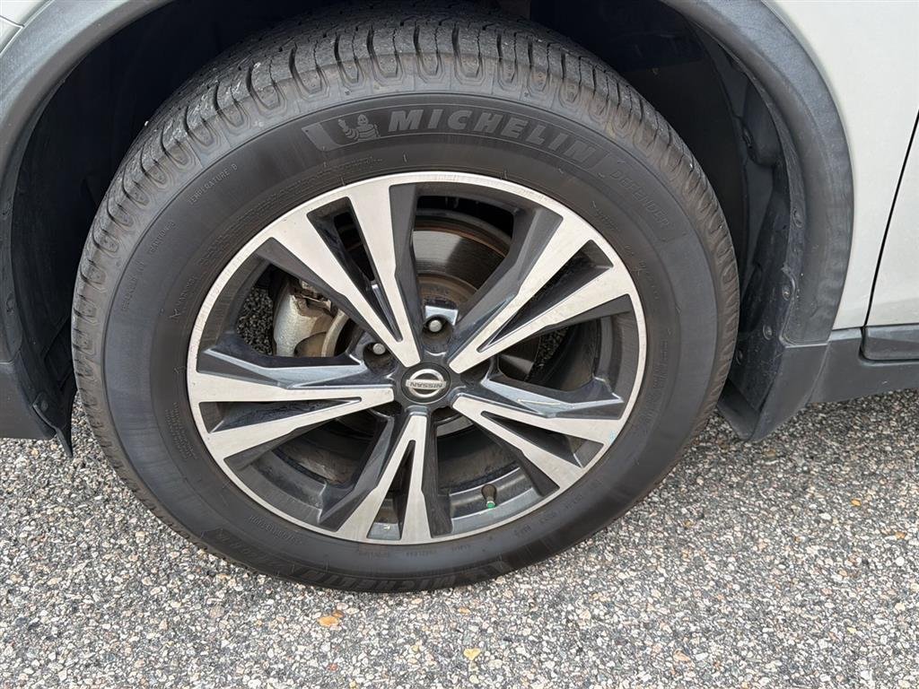 Used 2017 Brilliant Silver Nissan SL image 2