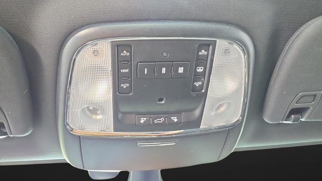 Used 2018 Bright White Clearcoat Jeep Trailhawk image 31